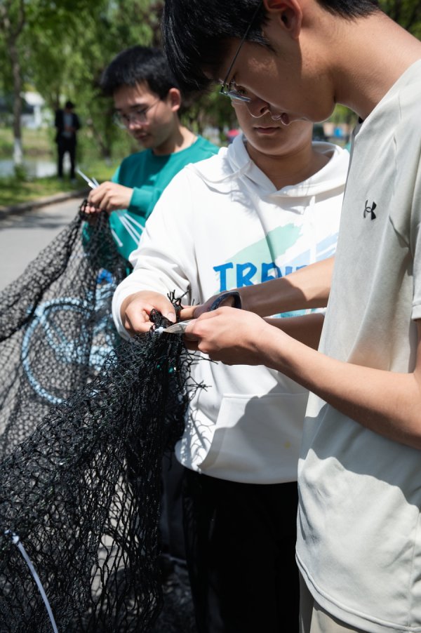 富灯网配资 翻新织网、挂蚌育珠，为劳模画像……Z世代大学生这样庆祝劳动节